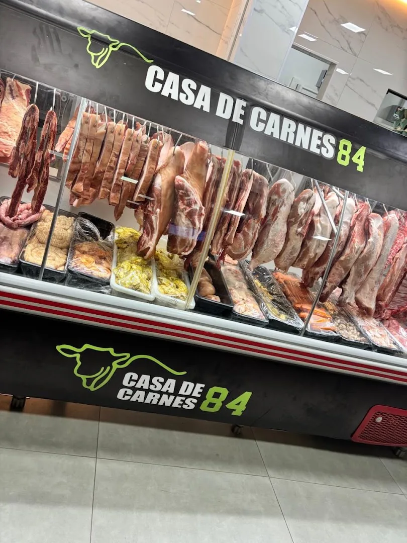 Balcão refrigerado da Casa de Carnes 84 com as carnes expostas