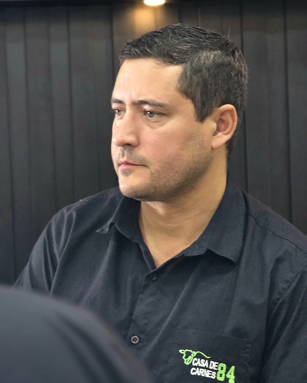 Fagner Lima, dono da Casa de Carnes 84, no balcão da loja